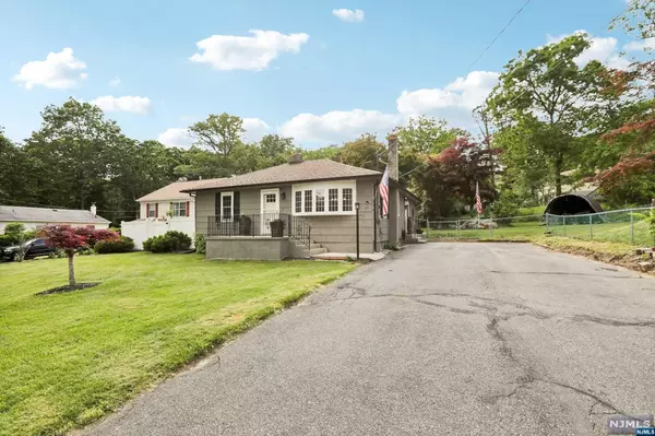 Hopatcong, NJ 07874,25 Helen ST