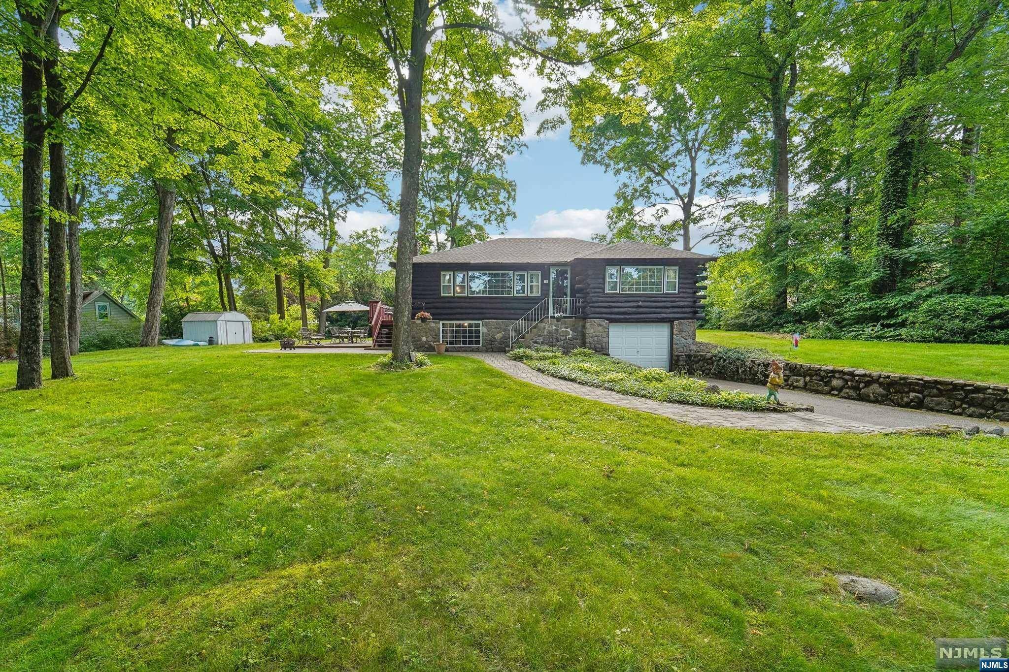 18 Bearfort TER, Ringwood, NJ 07456