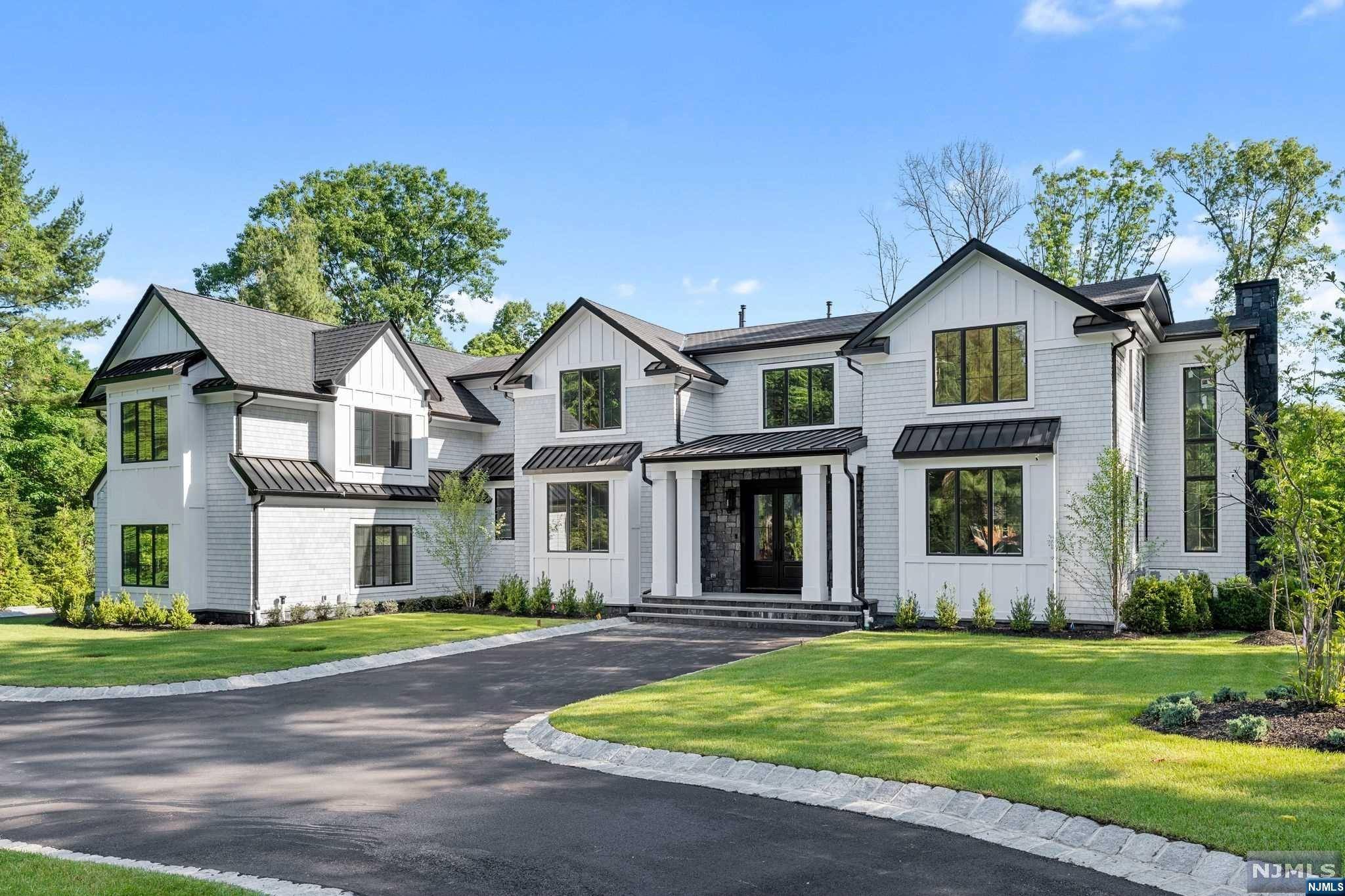 17 Harvey LN, Upper Saddle River, NJ 07458