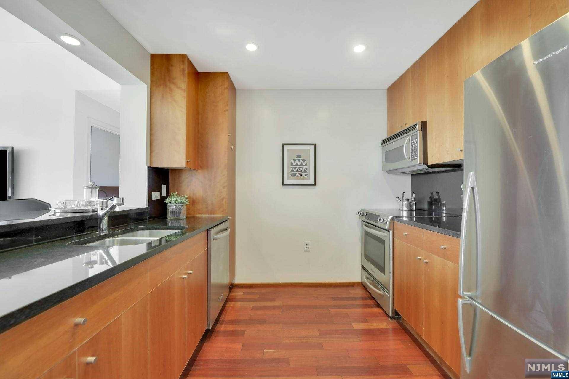 Edgewater, NJ 07020,3506 City PL #506