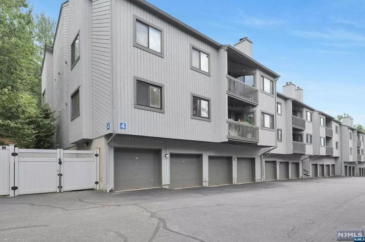 Ramsey, NJ 07446,210 Magnolia RD