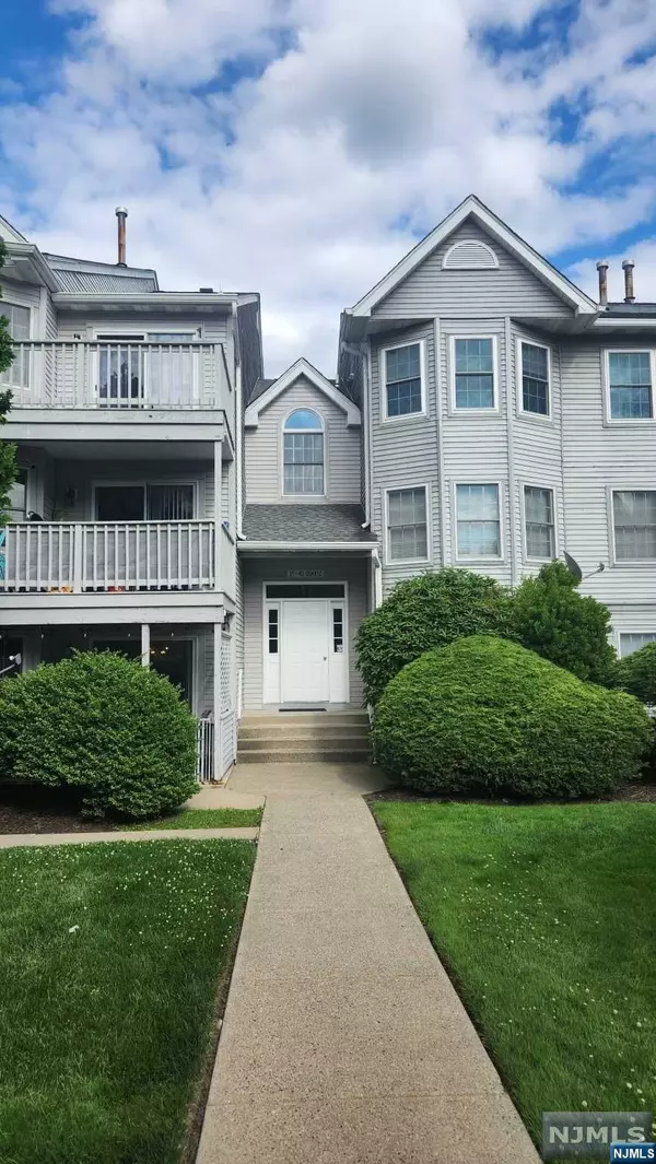 37 Quartz LN, Paterson, NJ 07501