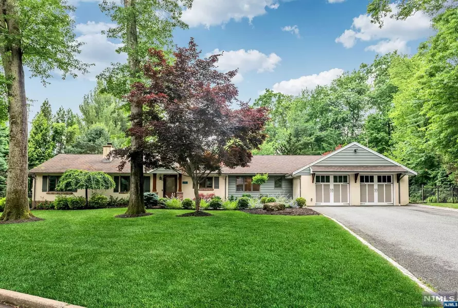 211 Wayfair CIR, Franklin Lakes, NJ 07417