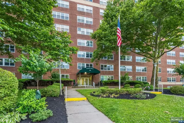 926 Bloomfield #2M, Glen Ridge, NJ 07028