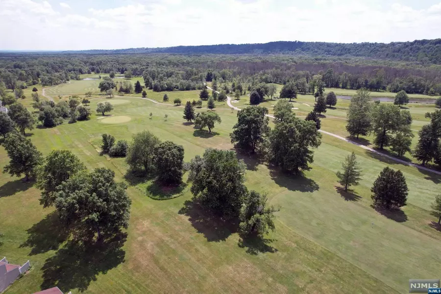 22 Toms Point LN, Lincoln Park Borough, NJ 07035