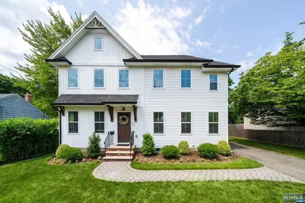 Waldwick, NJ 07463,39 Kennedy DR