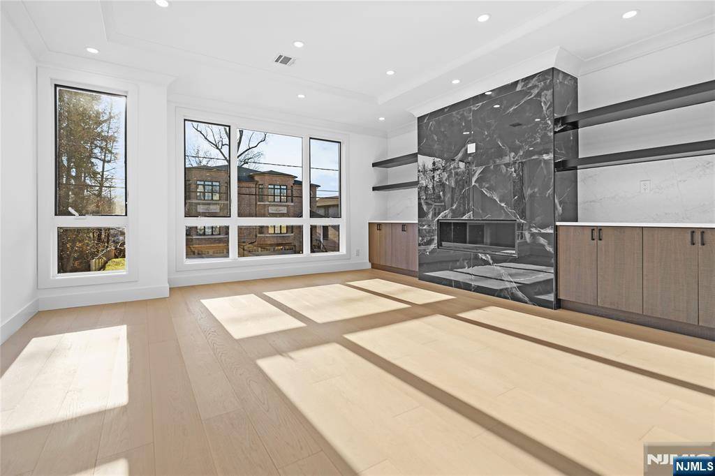 Palisades Park, NJ 07650,333 E Harriet AVE