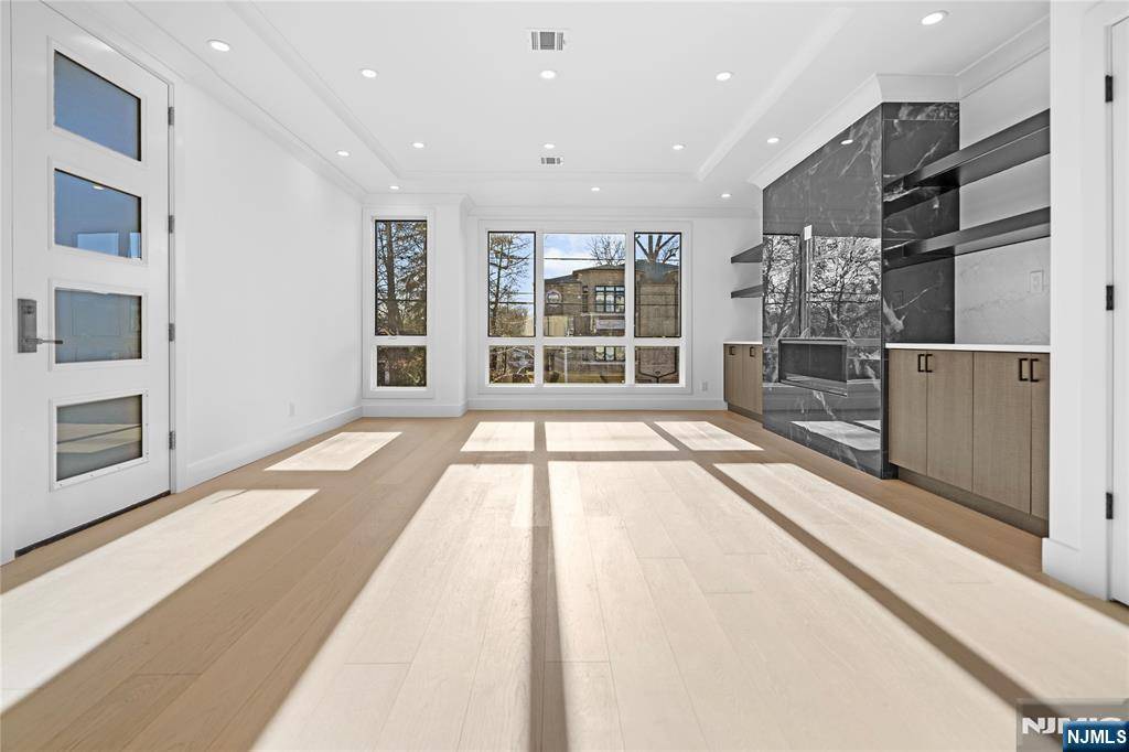 Palisades Park, NJ 07650,333 E Harriet AVE