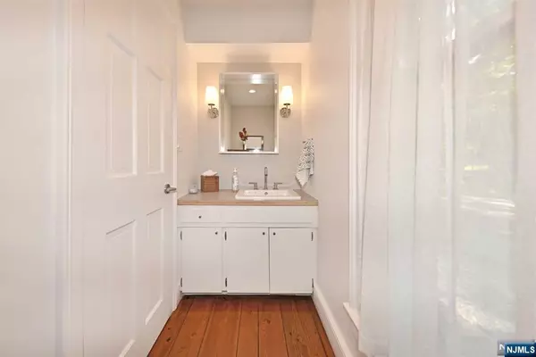 Bedminster, NJ 07921,475 Larger Cross RD