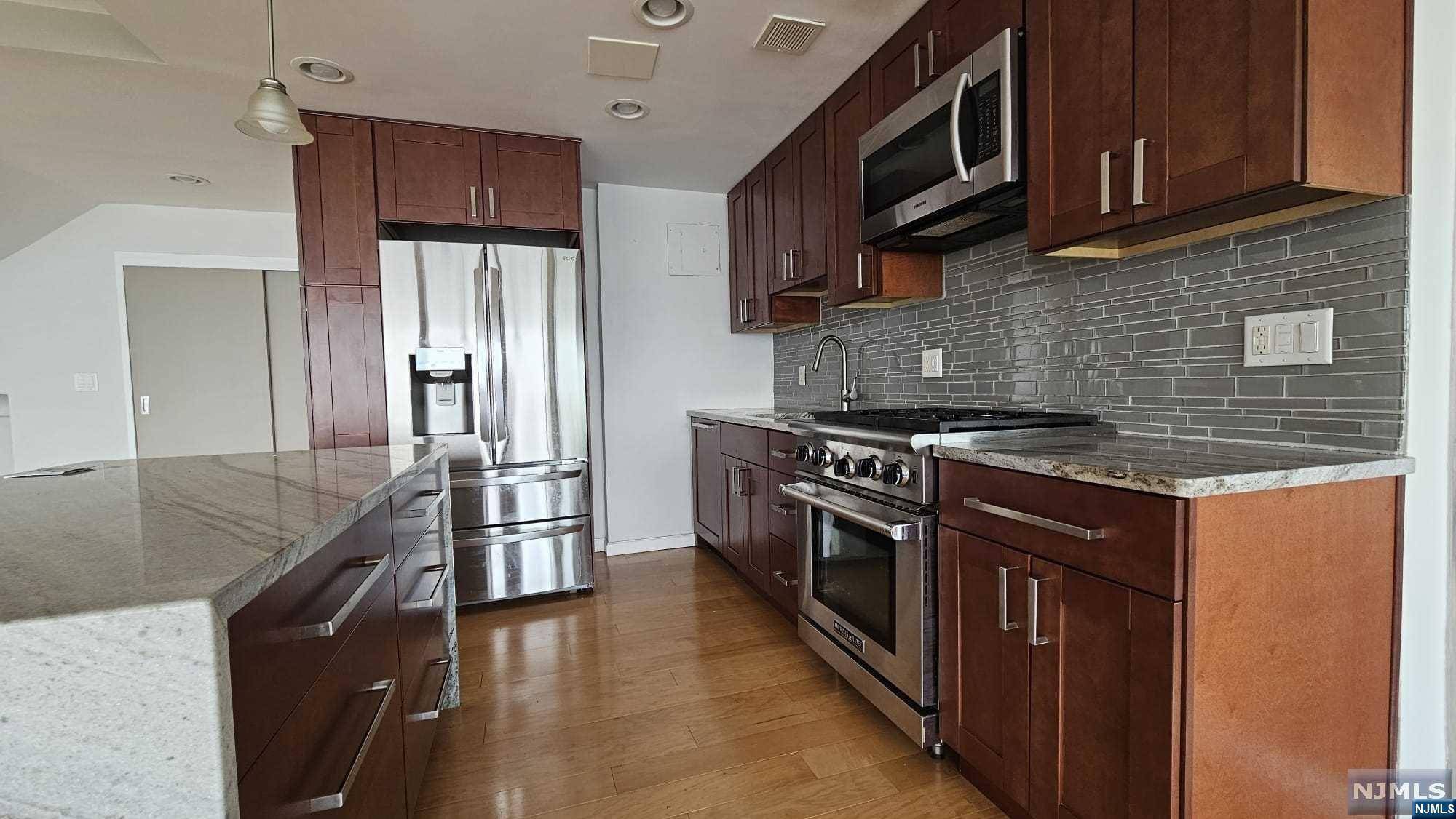 Fort Lee, NJ 07024,4 Horizon RD #817