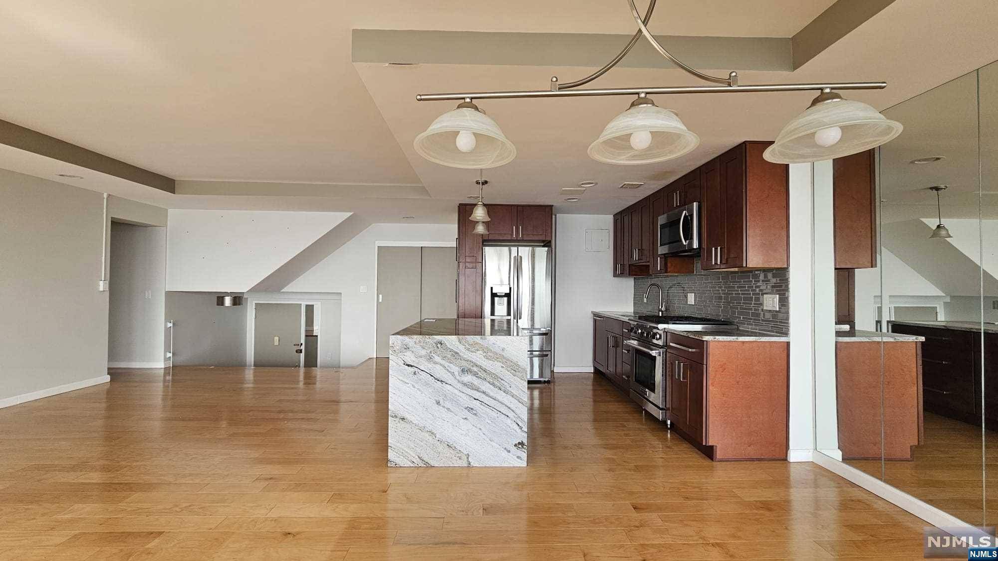 Fort Lee, NJ 07024,4 Horizon RD #817
