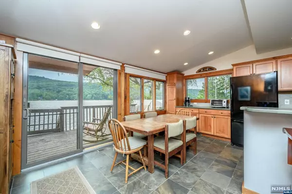 Frankford, NJ 07860,163 E Shore Lake Owassa RD