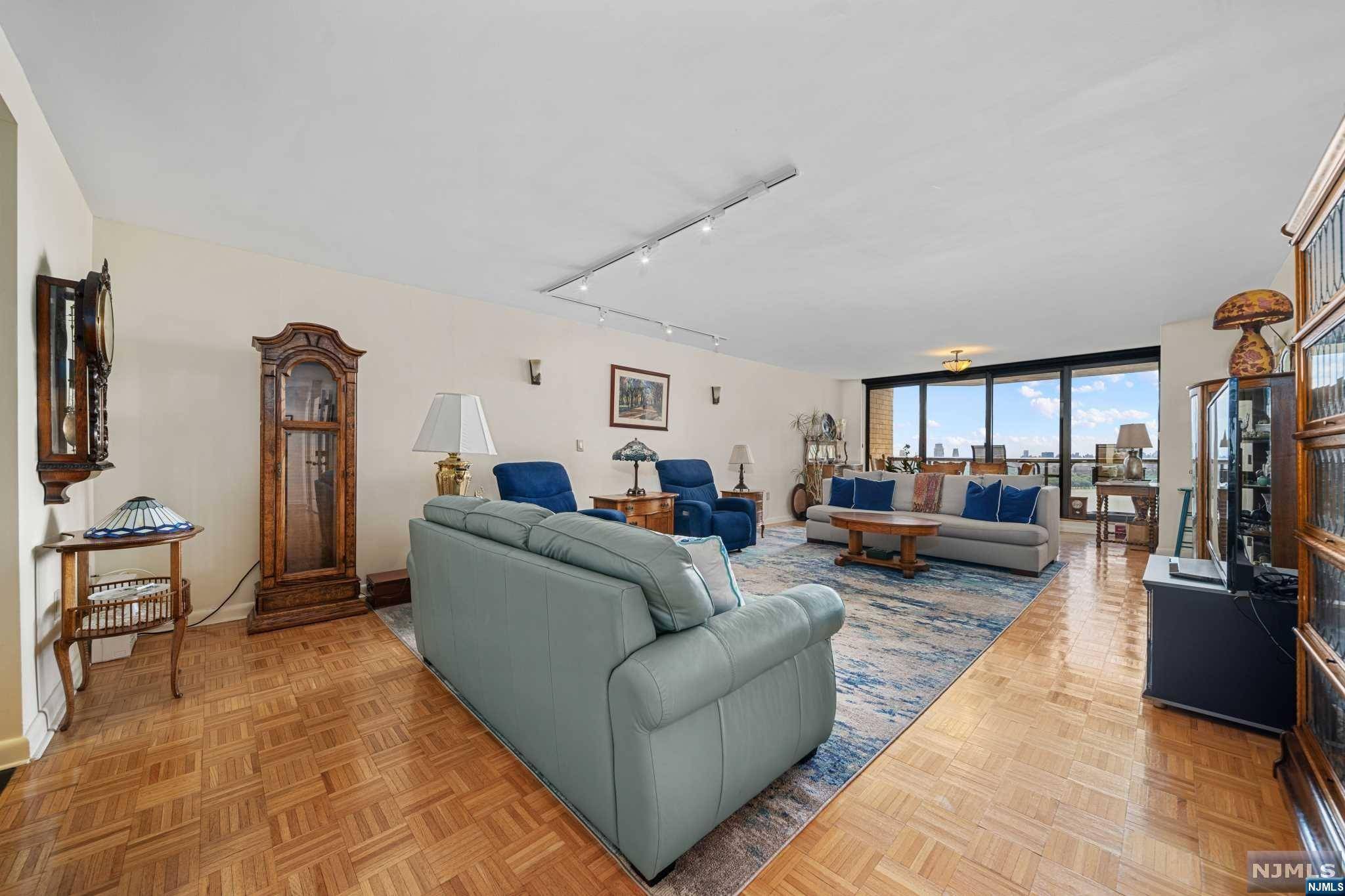Fort Lee, NJ 07024,900 Palisade AVE #18a