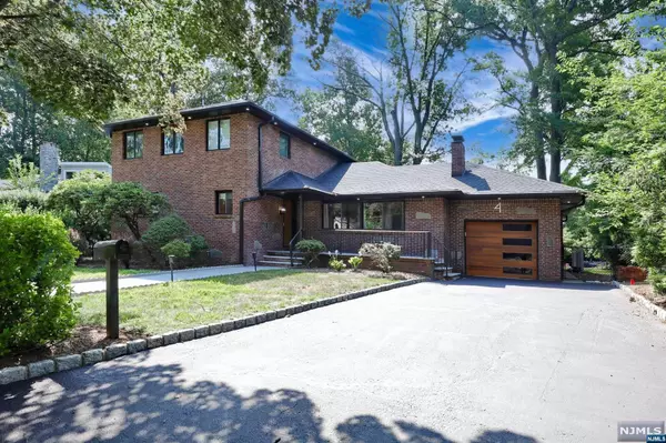 Fair Lawn, NJ 07410,4 Fernwood DR