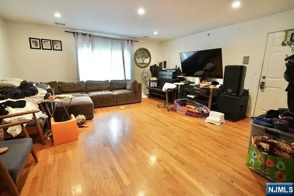 Newark, NJ 07104,64-66 Montclair AVE
