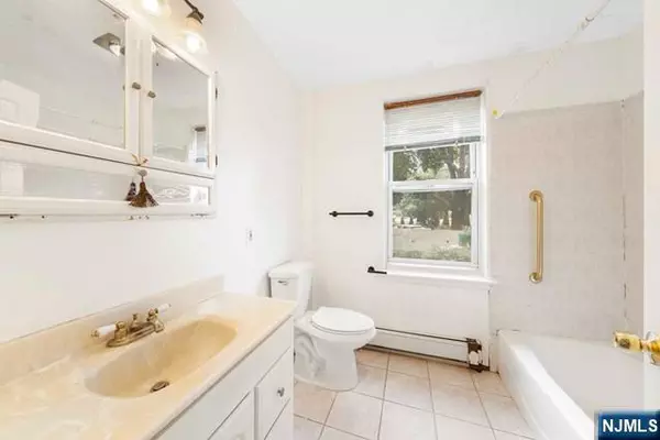 Bound Brook, NJ 08805,27 Drake ST