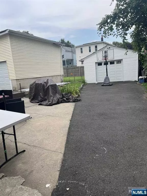 Teaneck, NJ 07666,560 Hillcrest ST