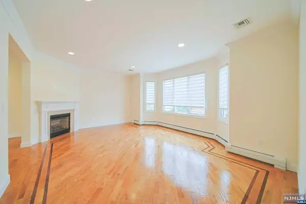 Palisades Park, NJ 07650,253A 3rd ST