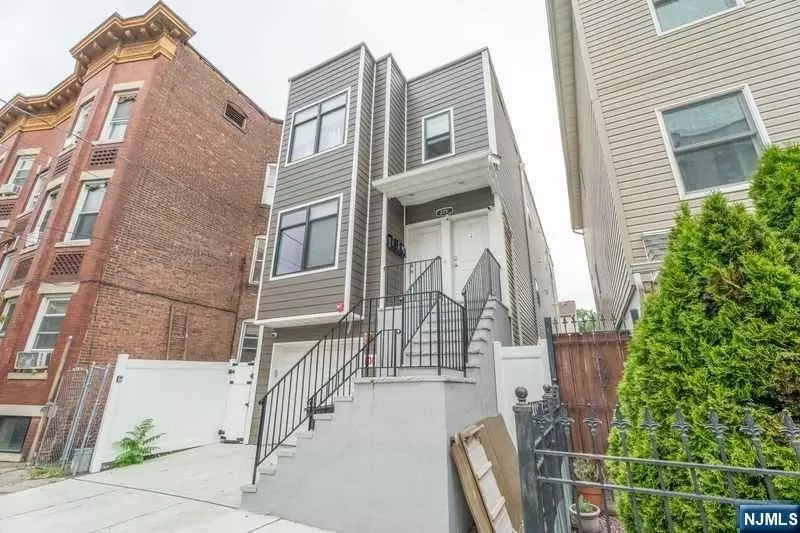 Paterson, NJ 07514,279 12th AVE