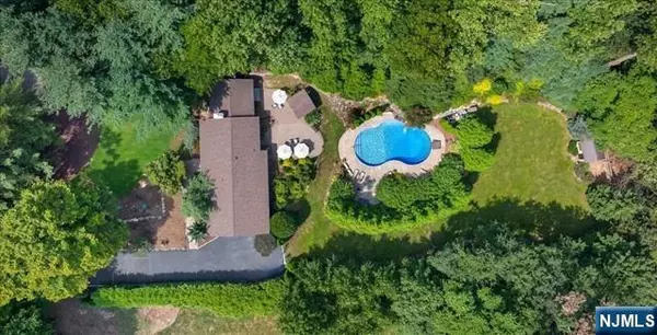 27 Pinehill DR, Upper Saddle River, NJ 07458