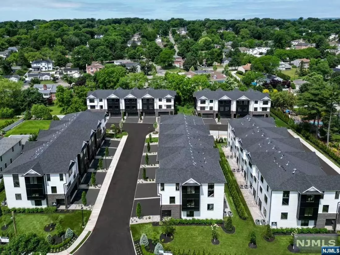 Paramus, NJ 07652,7 Skye DR