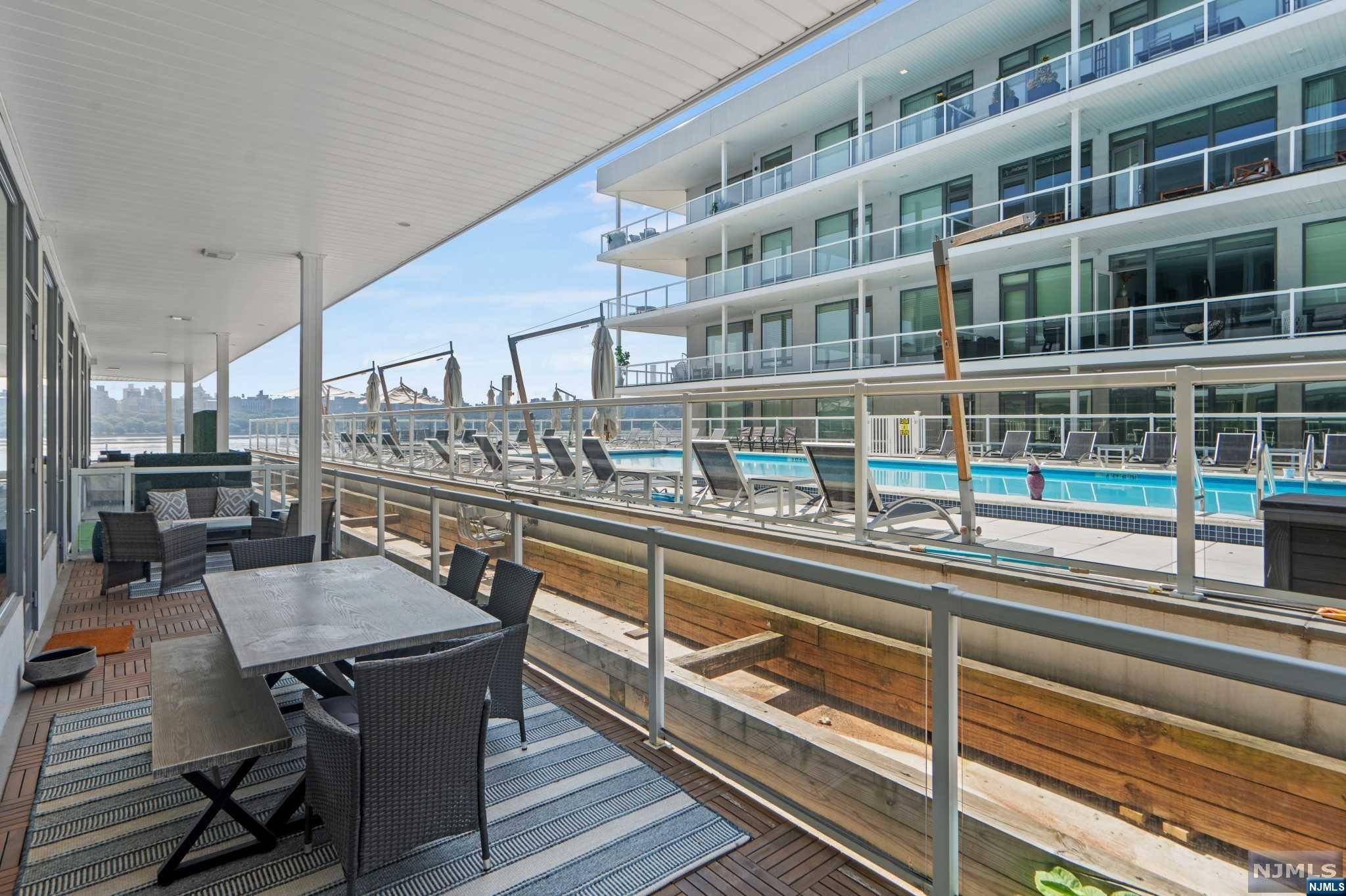 Edgewater, NJ 07020,3 Somerset LN #322