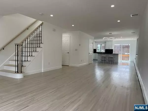 Palisades Park, NJ 07650,52 Henry AVE