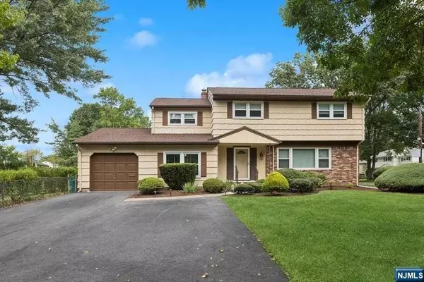 108 Trinity CT, Paramus, NJ 07652