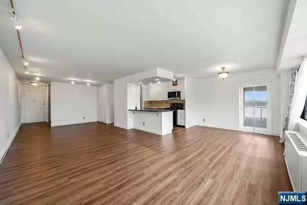 Edgewater, NJ 07020,1203 River RD #8H