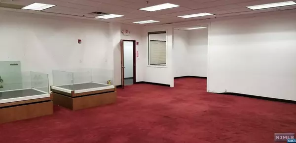 Palisades Park, NJ 07650,21 Grand AVE #S