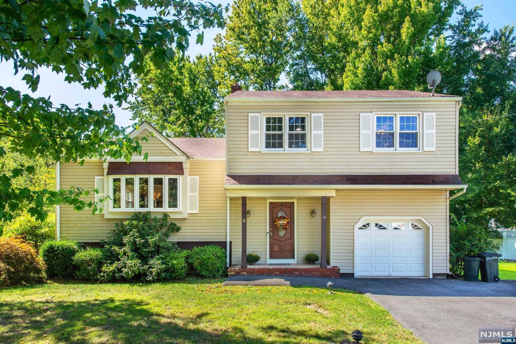 6 Pine Tree PL, West Caldwell, NJ 07006