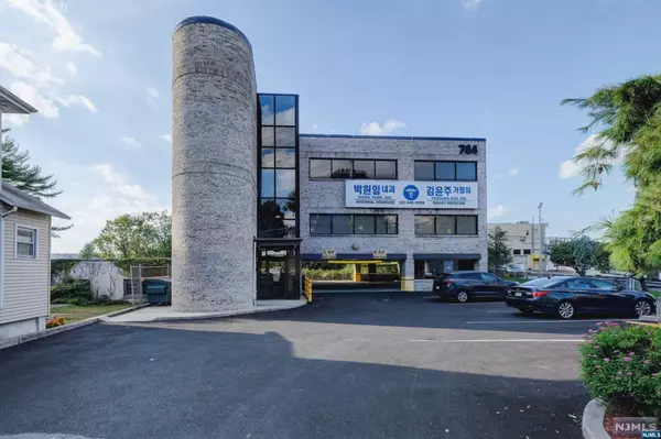 Ridgefield, NJ 07657,784 Grand AVE