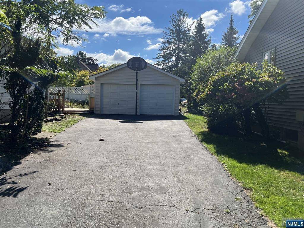 Dumont, NJ 07628,11 Poplar ST