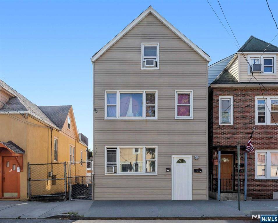 Passaic, NJ 07055,23 Tulip ST