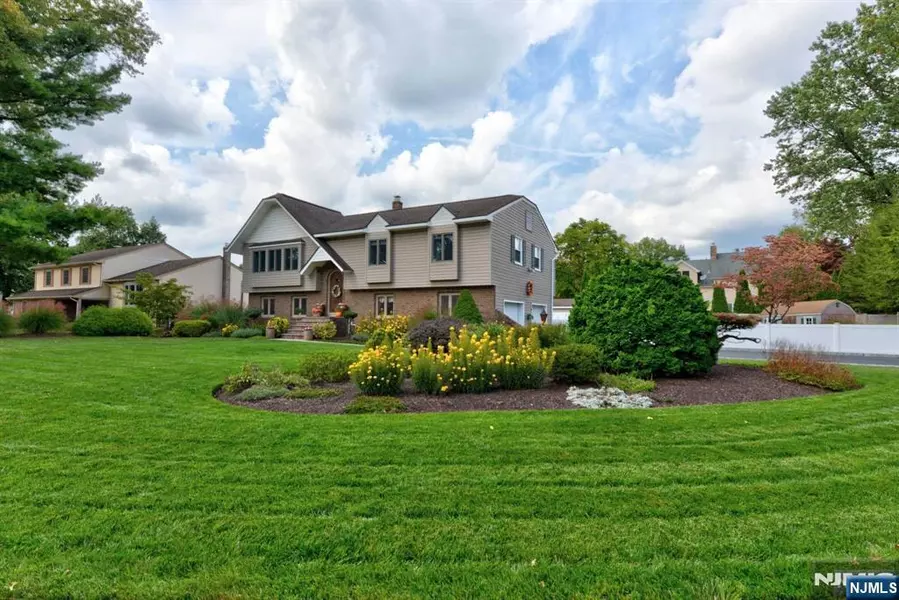 18 Daria DR, Pequannock Township, NJ 07440
