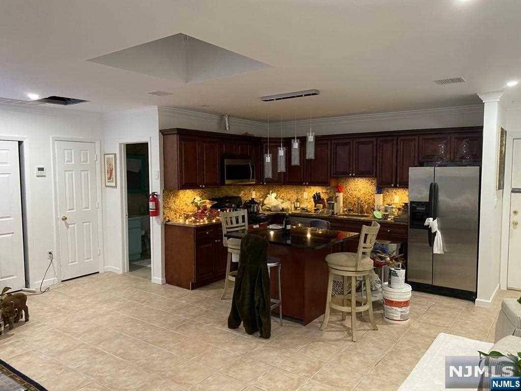 Guttenberg, NJ 07093,6715 Bergenline AVE #2R