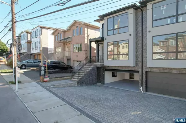 Palisades Park, NJ 07650,72 W Ruby AVE #B