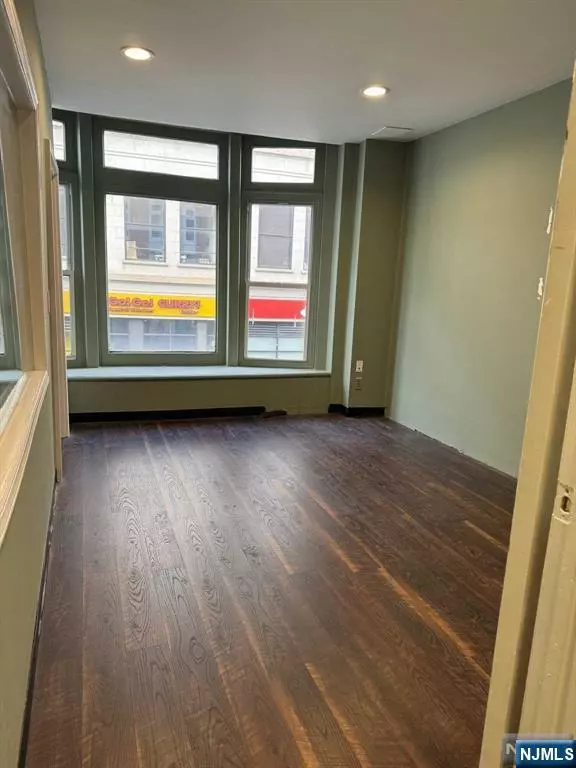 Newark, NJ 07102,875-877 Broad ST