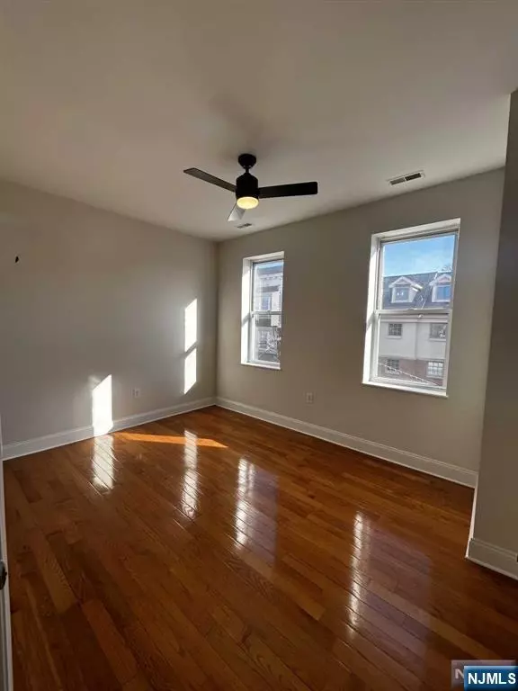 Montclair, NJ 07042,80 Bay ST ##8