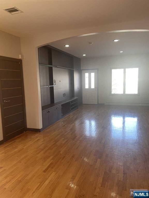 Cliffside Park, NJ 07010,74 Lawton AVE