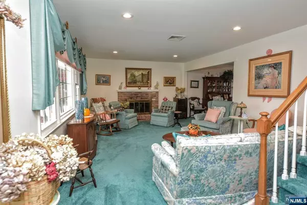 Upper Saddle River, NJ 07458,40 Sparrowbush RD