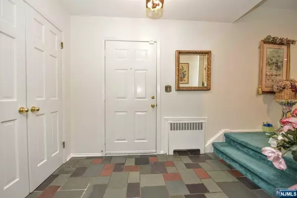 Upper Saddle River, NJ 07458,40 Sparrowbush RD