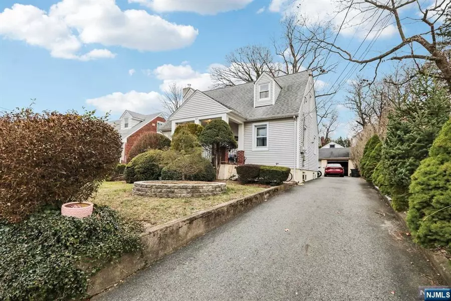 83 Harrison AVE, Waldwick, NJ 07463