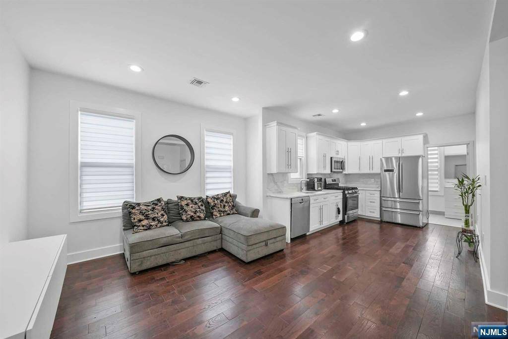 Fairview, NJ 07022,25 Hamilton AVE