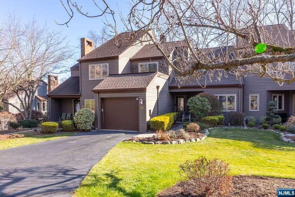 13 S Bayard LN, Mahwah, NJ 07430