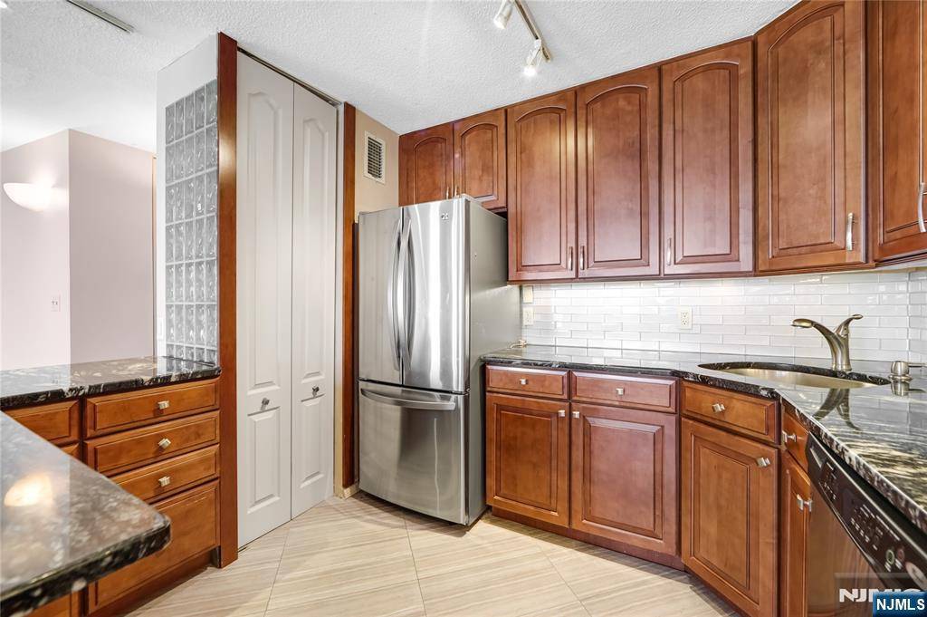 Fort Lee, NJ 07024,555 North AVE #24N
