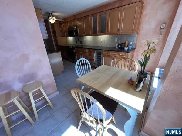 Cliffside Park, NJ 07010,300 Winston #511