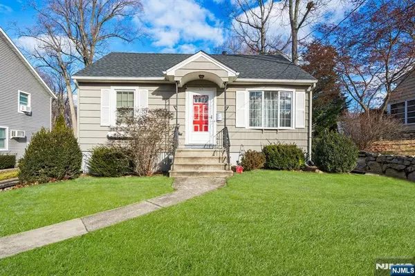 34 Woodward AVE, Bloomingdale, NJ 07403