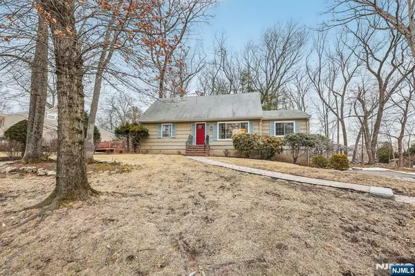 22 Skytop DR, Ramsey, NJ 07446