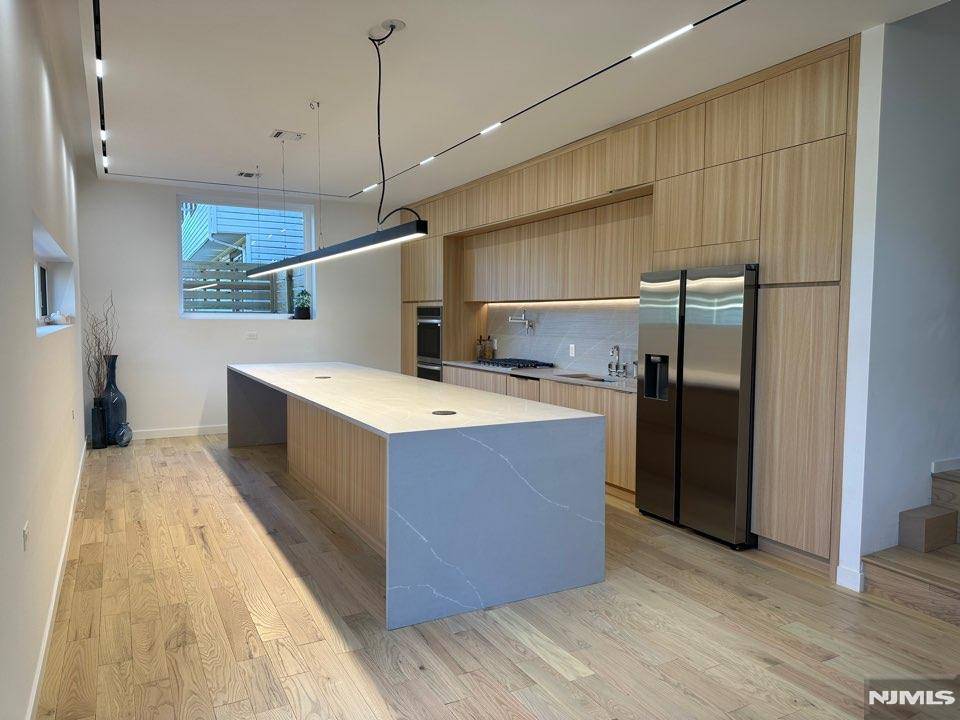 Englewood Cliffs, NJ 07632,6 Henry ST